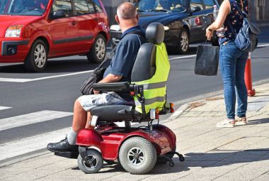 Adam bir elektrikli tekerlekli sandalye ile