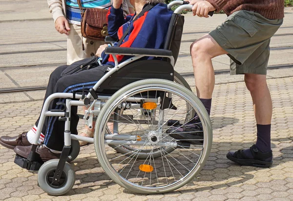 老妇人坐在轮椅上 — 图库照片