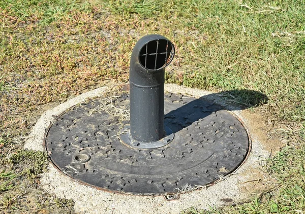 Покрытие канализации в парке — стоковое фото