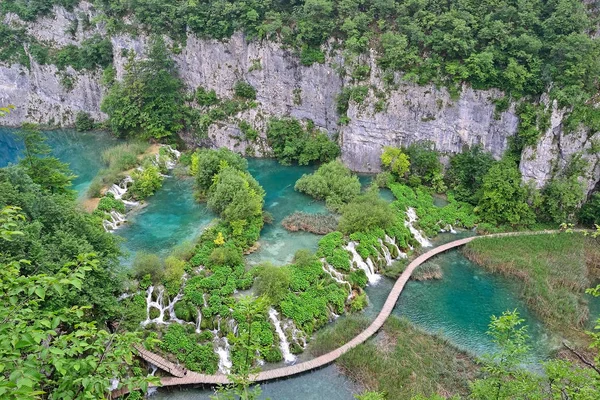 Plitvice waterfall next to the lake in Croatia — Stock Photo, Image