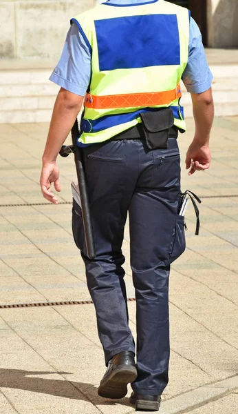 Policeman caminha na rua da cidade — Fotografia de Stock