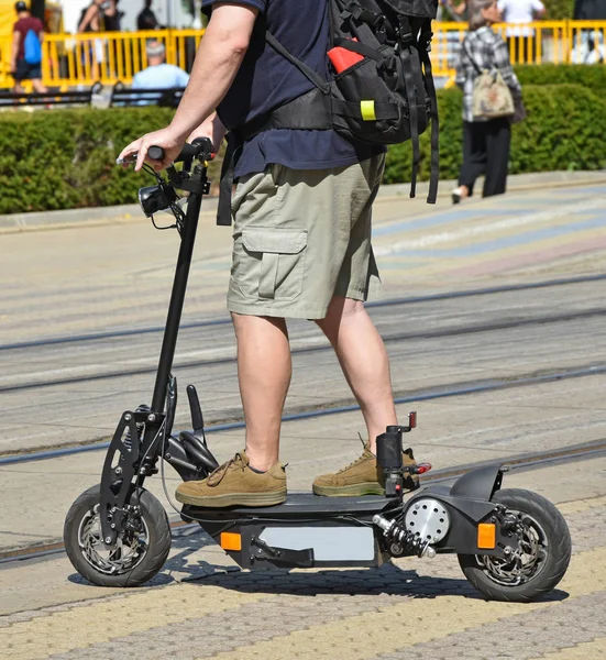 Człowiek na skuterze elektrycznym na ulicy miejskiej — Zdjęcie stockowe
