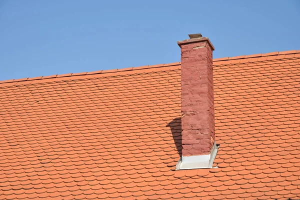 Dach domu z komina — Zdjęcie stockowe