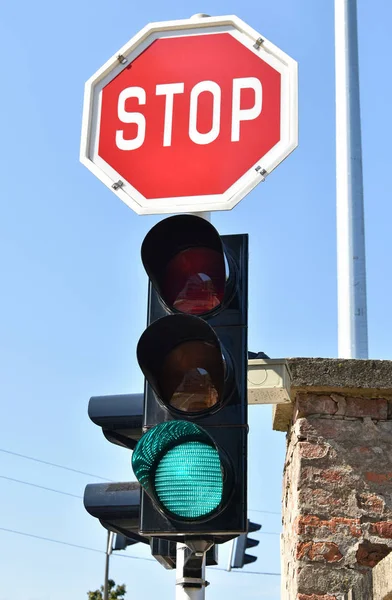 Panneau d'arrêt et feu vert au franchissement routier — Photo