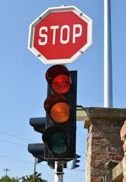 Stoppschild und Rotlicht an der Kreuzung — Stockfoto