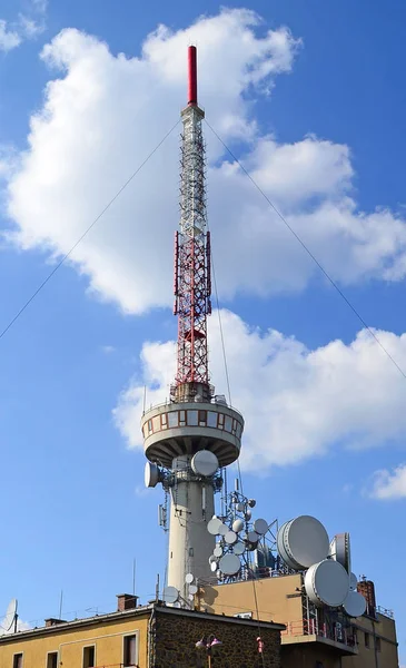 Torre de TV na montanha, perto da cidade de Tokaj, Hungria — Fotografia de Stock