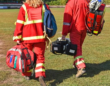 Ambulans personel ile tıbbi malzeme spor kanalında