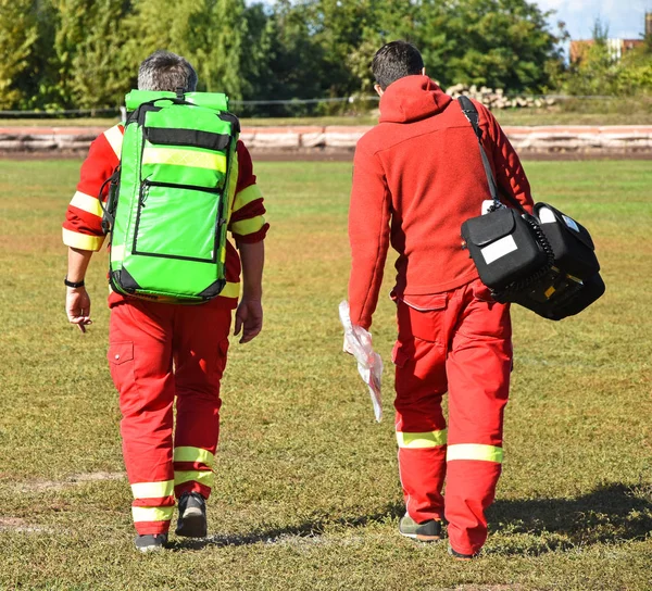 Personal de ambulancia con equipo médico en una pista deportiva —  Fotos de Stock