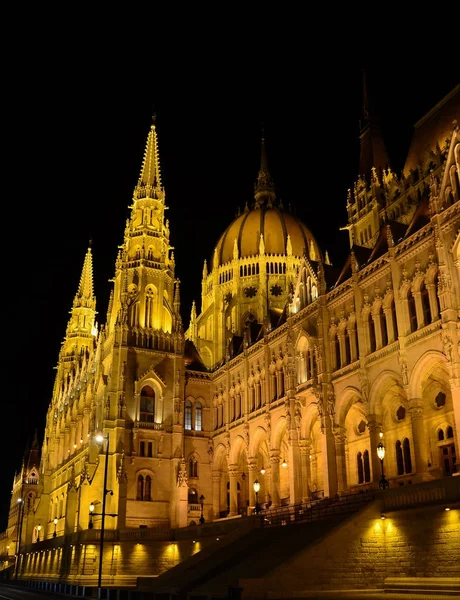 Edificio del Parlamento de Budapest por la noche, Hungría — Foto de Stock