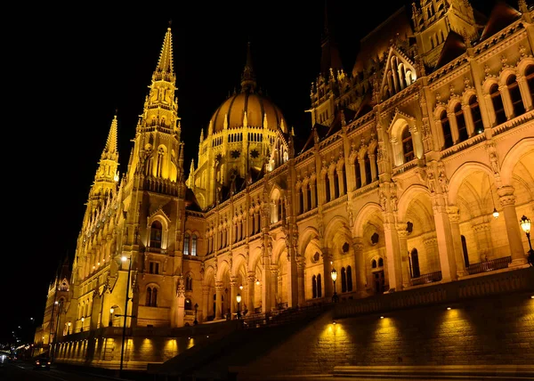 Parlament épület a kivilágított Budapest, Magyarország — Stock Fotó