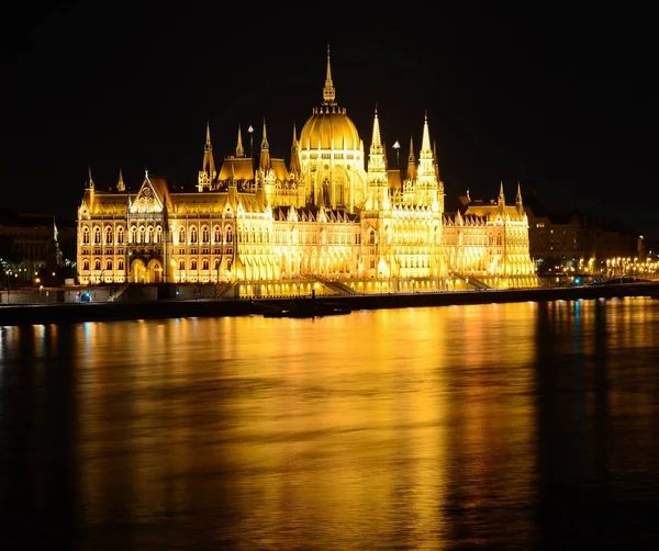 Edifício do Parlamento de Budapeste à noite, Hungria — Fotografia de Stock