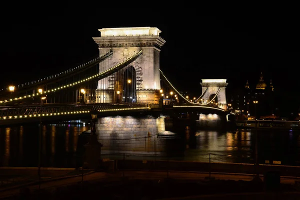 A Lánchíd éjszaka, Hun a Duna Budapestnél a folyón — Stock Fotó
