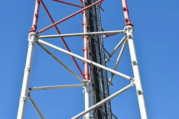 Del av mikrovågsugn tower och mobiltelefon repeater station — Stockfoto