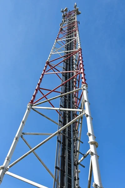 Mikrovågsugn-tornet och mobiltelefon repeater station — Stockfoto