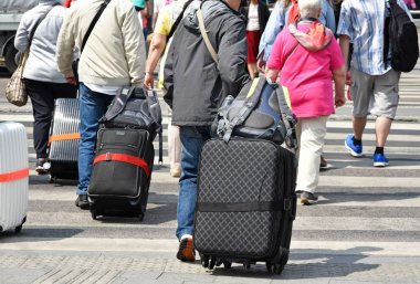 İnsanlar şehrin pedestrien geçitte üzerinde waling