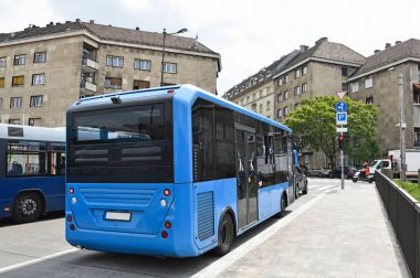 Budapeşte, Macaristan sokaklarında mavi otobüs