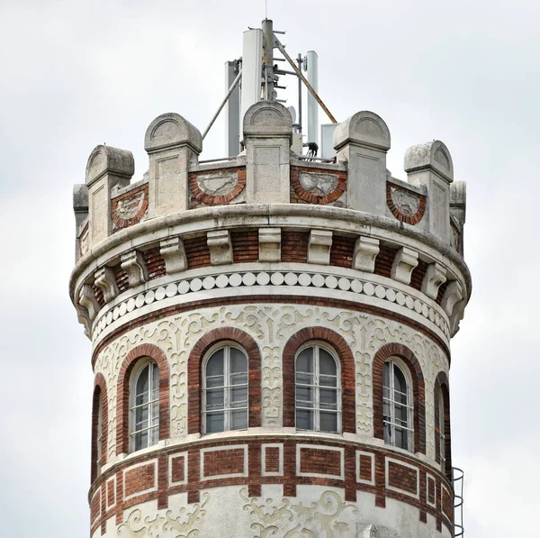 Torre de un edificio alto, Budapest, Hungría — Foto de Stock