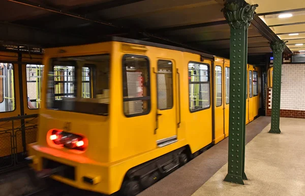 Alte U-Bahn-Wagen in Budapest City, Ungarn — Stockfoto