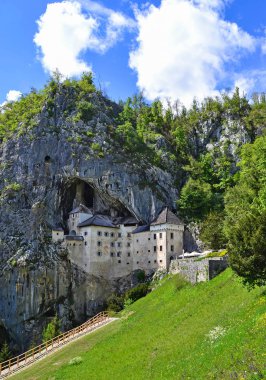 Slovenya 'daki Predjama Kalesi