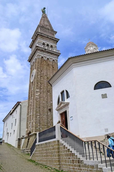 Kerk in stad Piran, Slovenië — Stockfoto