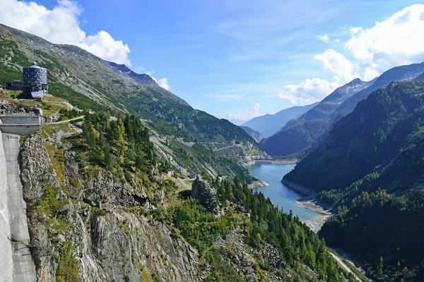 Reservoir en dam bij K lnbrein in Oostenrijk — Stockfoto