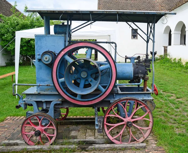 Gamla steam maskiner på gården — Stockfoto