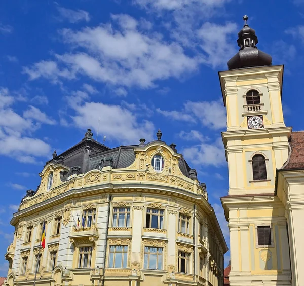 Edifício antigo e torre da igreja em Brasov, Roménia — Fotografia de Stock