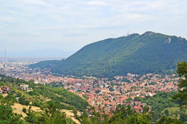 Vista de la ciudad de Brasov en el valle, Rumania — Foto de Stock