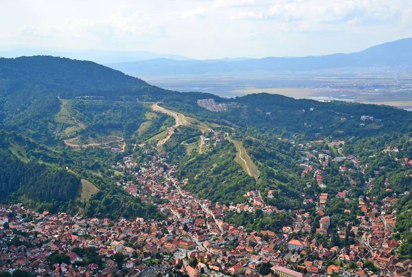 Vista de la ciudad de Brasov en el valle, Rumania — Foto de Stock