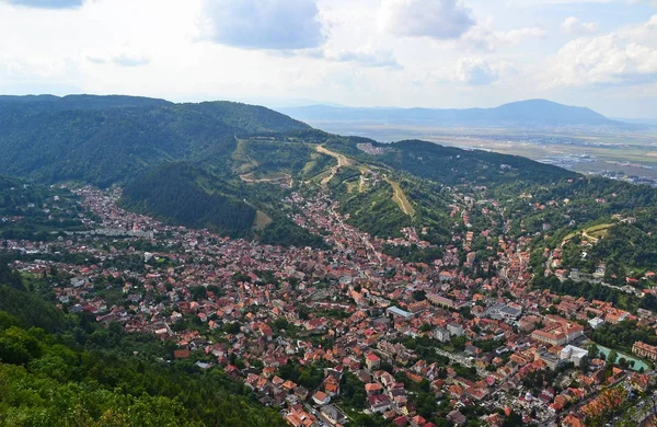 Vista de la ciudad de Brasov en el valle, Rumania — Foto de Stock