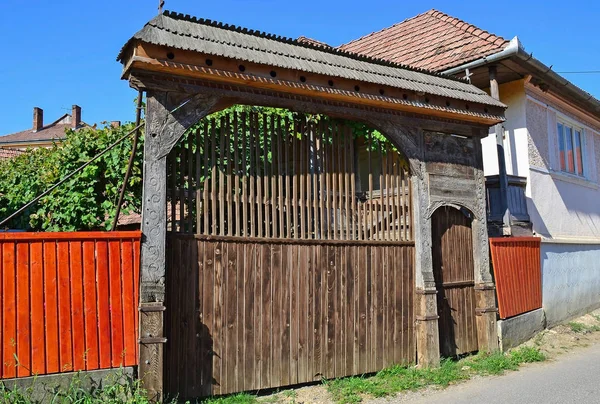 Старая деревянная дверь в Трансильвании, Румыния — стоковое фото