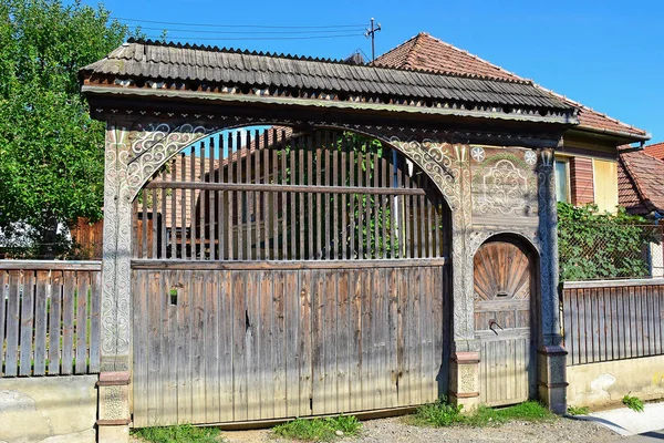ルーマニア ・ トランシルバニアの古い木製ドア — ストック写真