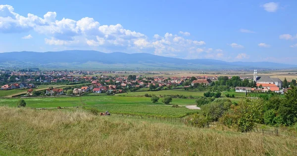 Vista de la ciudad en el valle, Rumania — Foto de Stock