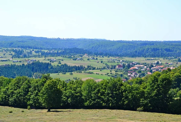 Vista de la ciudad en el valle, Rumania —  Fotos de Stock