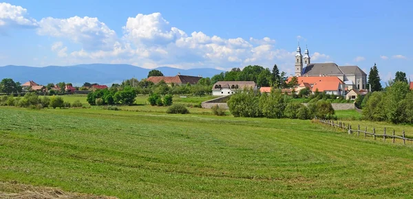 Vista del pueblo en Transilvania, Rumania — Foto de Stock