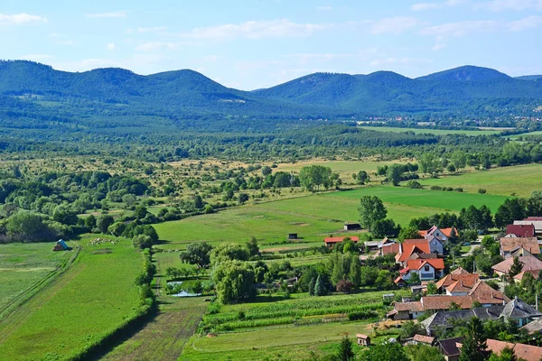 Vista de uma aldeia húngara e montanhas — Fotografia de Stock