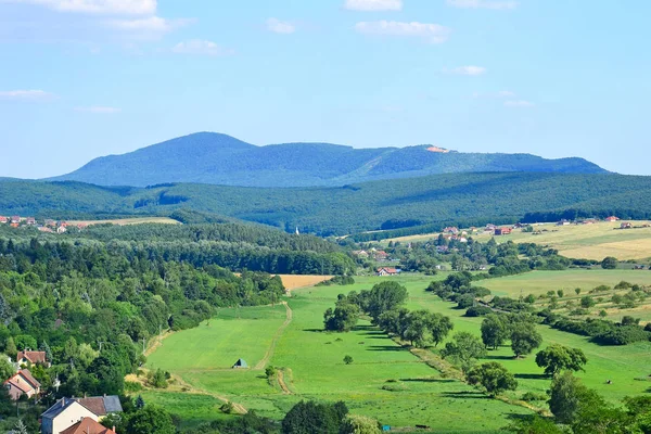 Görünümü dağlar ve Macar bir köy — Stok fotoğraf