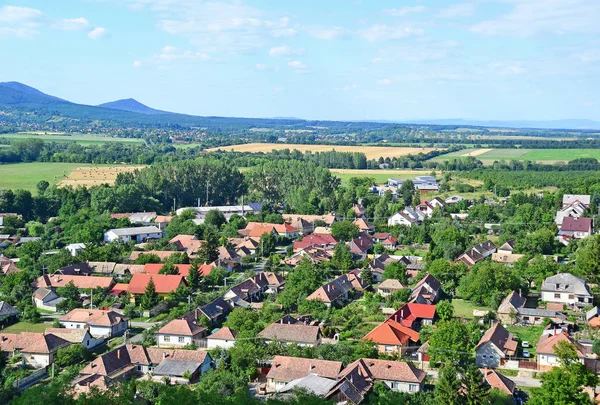 Vista de un pueblo húngaro y montañas — Foto de Stock