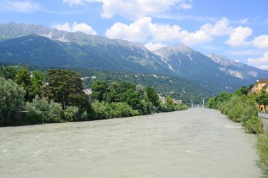 Dağ ve nehir kıyısında Inssbruck, Avusturya