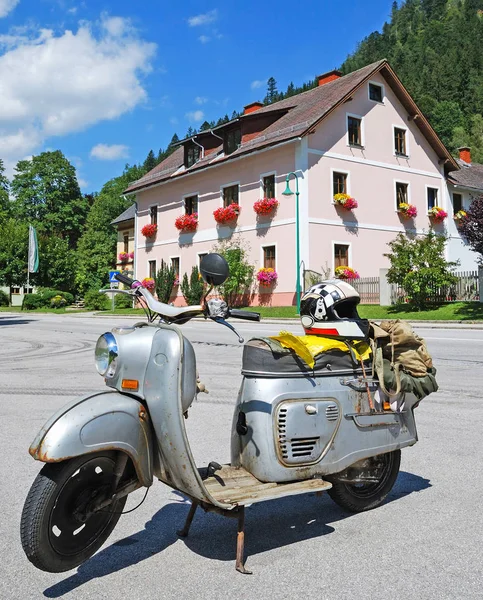 Velha scooter na rua na Áustria — Fotografia de Stock