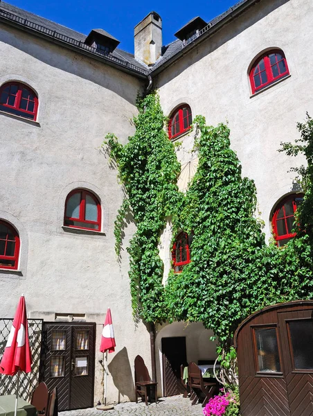 Régi épület és a kiskert, ausztriai — Stock Fotó