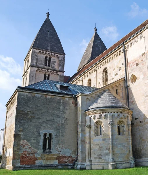 Jak, 헝가리의 오래 된 교회 — 스톡 사진