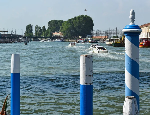 Säulen im Kanal in Venedig, Italien — Stockfoto
