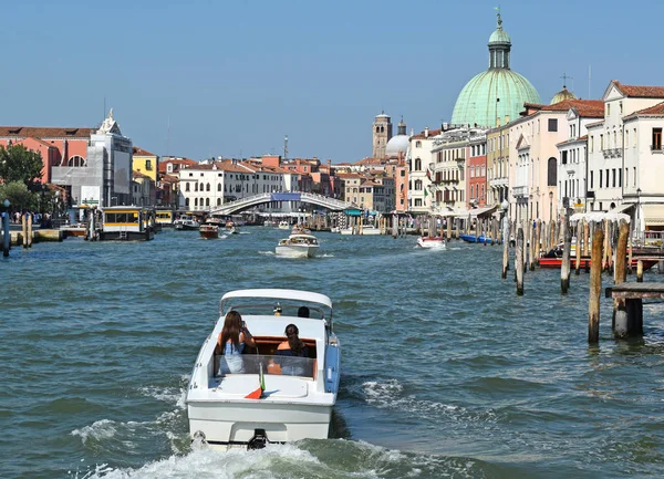 Lancha a motor en el canal en Venecia, Italia — Foto de Stock