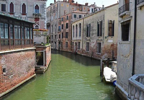 Edificios antiguos y un canal en Venecia, Italia — Foto de Stock