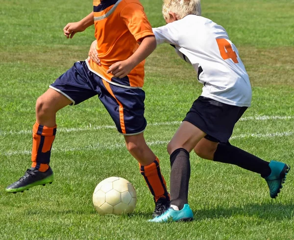 Çocuklar futbol açık oynuyorlar — Stok fotoğraf