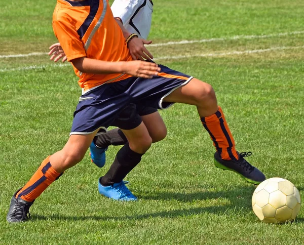 子供はサッカーを屋外に遊んでいます — ストック写真