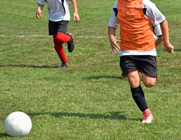Kinderen zijn te voetballen buiten — Stockfoto