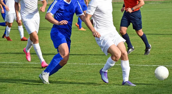 Voetbalwedstrijd buiten in de zomer — Stockfoto