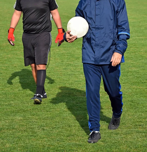 Entrenador y portero en el campo de fútbol — Foto de Stock